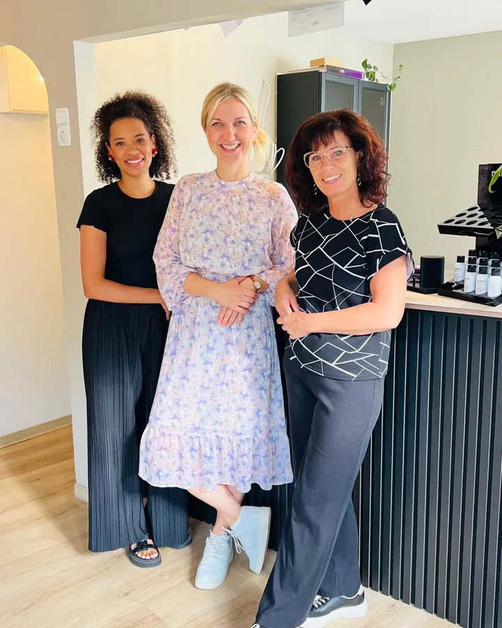 Charletta, Lucia und Claudia am Empfang des Salons
